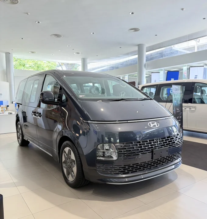 Staria Trend s 1,819,000 บาท สีเทา ส่วนลดเงินสด 100,000 บาท